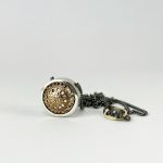 Pendentif rond en argent avec détail ancien ajouré de style rosette