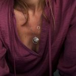 Pendentif rond en argent avec détail ancien de fleur de lys