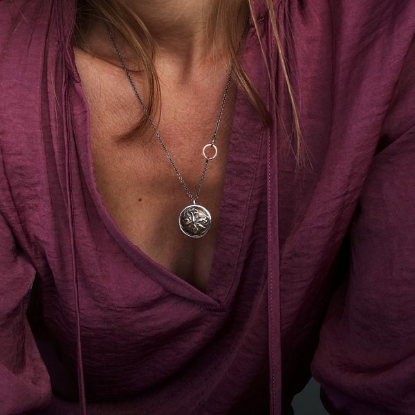 Colgante redondo de plata con detalle antiguo de flor de lis