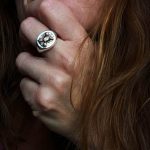 Anillo sello de plata con detalle antiguo