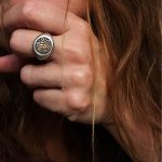 Bague chevalière en argent avec détail ancien ornemental