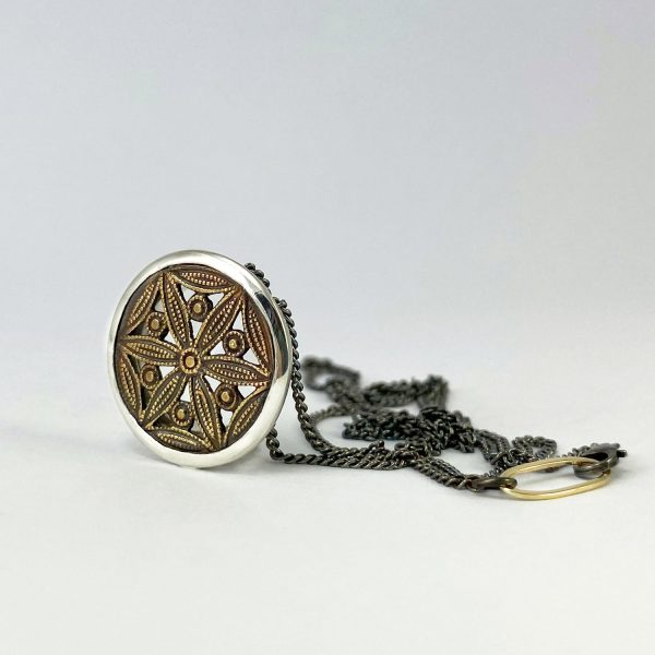 Pendentif rond en argent avec détail ancien en forme d’étoile florale