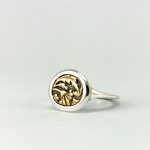 Bague chevalière en argent avec détail ancien et motif floral