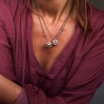 Pendentif rond en argent avec détail ancien géométrique