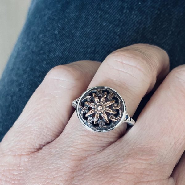 Bague chevalière en argent avec détail ancien floral et saphirs bleus