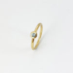 Bague en or au design délicat inspiré de l’ancien avec aigue-marine sertie