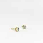 oucles d’oreilles bouton en or avec aigue-marines serties, design artisanal fin inspiré de l’ancien