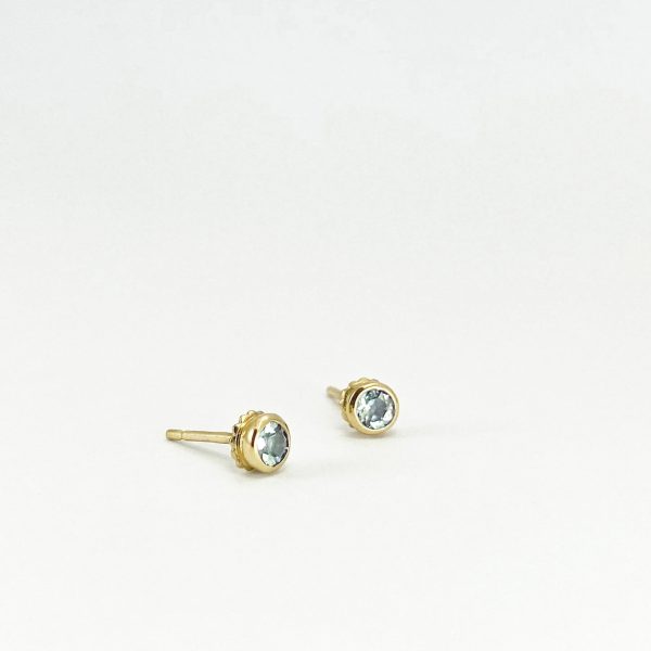 oucles d’oreilles bouton en or avec aigue-marines serties, design artisanal fin inspiré de l’ancien