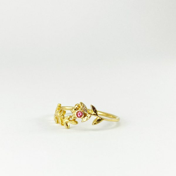 Bague en or délicate et artisanale au charme vintage, motif floral avec tourmaline rose sertie au centre