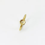 Bague fine en or au style ancien avec diamant blanc serti, sur fond blanc