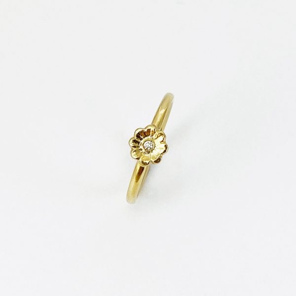 Bague fine en or au style ancien avec diamant blanc serti, sur fond blanc