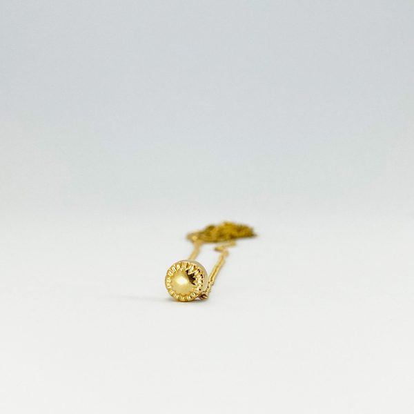 CCollier artisanal en or avec pendentif rond en forme de bouton au style ancien