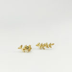 Boucles d’oreilles asymétriques en or en forme de branche et feuilles fines, artisanales avec tourmaline verte