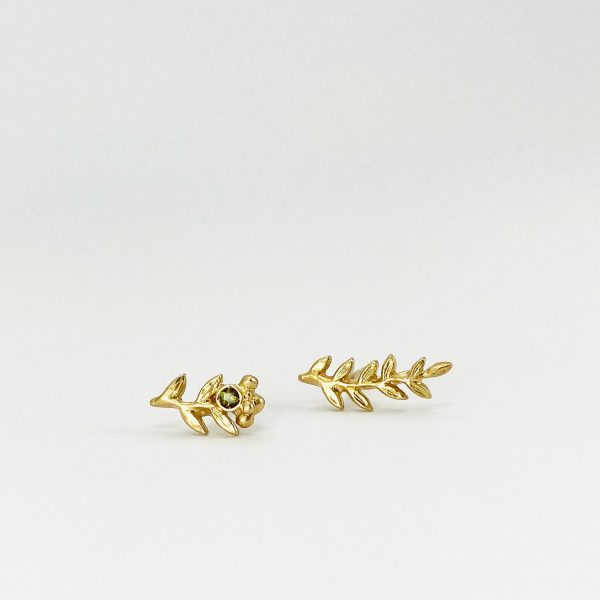 Boucles d’oreilles asymétriques en or en forme de branche et feuilles fines, artisanales avec tourmaline verte