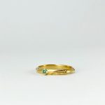 Bague en or faite à la main avec émeraude sertie et design au style ancien