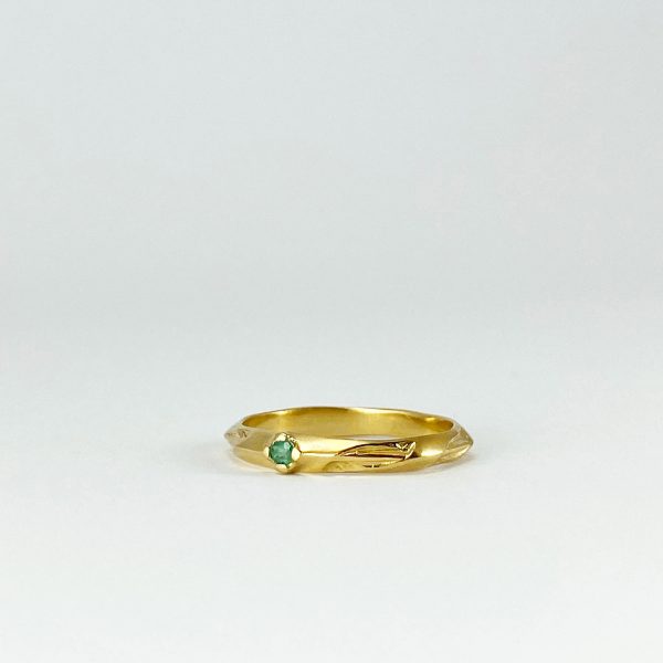 Bague en or faite à la main avec émeraude sertie et design au style ancien