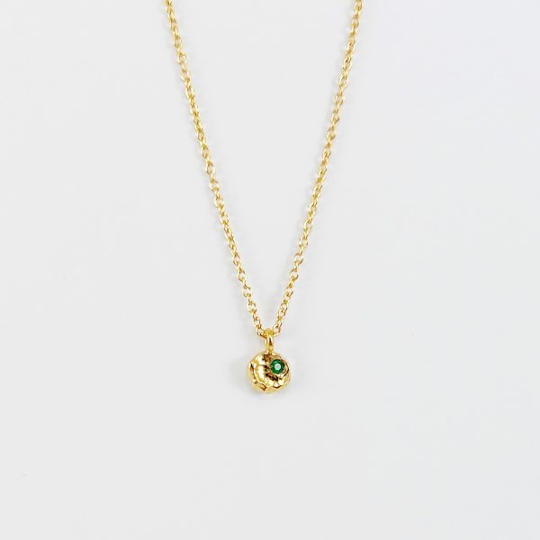 Collier en or avec petit pendentif de forme organique et émeraude