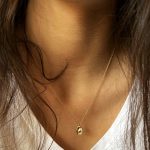 Collier en or avec pendentif organique et pierre aigue-marine