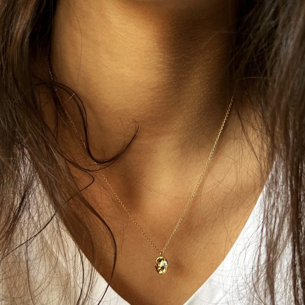 Collier en or avec pendentif organique et pierre aigue-marine