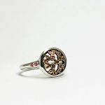 Bague chevalière en argent avec détail ancien ajouré et tourmalines roses