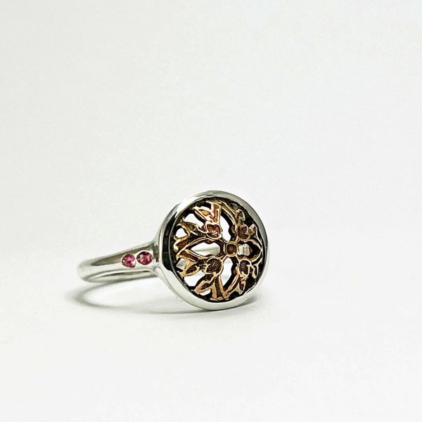 Anillo tipo sello de plata con detalle antiguo calado y turmalinas rosas