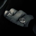 Anell tipus segell de plata amb detall antic i aiguamarina