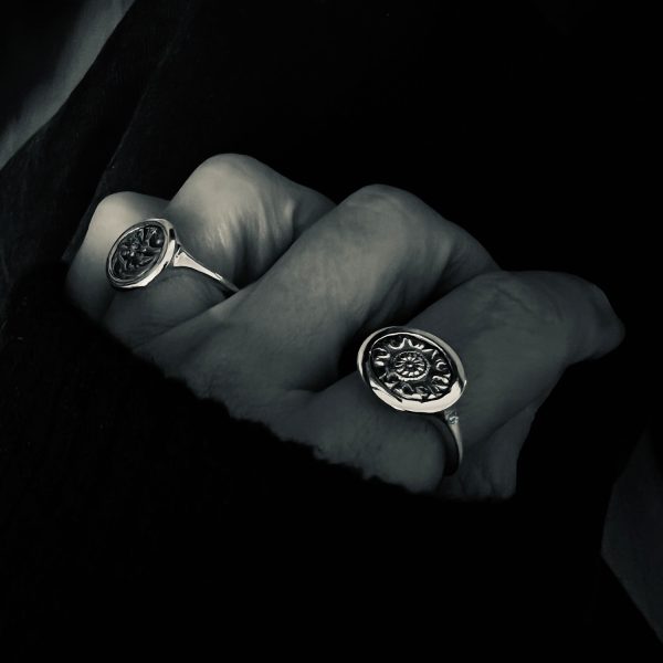 Anell tipus segell de plata amb detall antic i aiguamarina