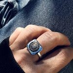 Bague chevalière carrée en argent avec détail ancien et saphirs bleus
