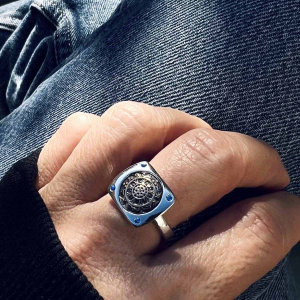 Bague chevalière carrée en argent avec détail ancien et saphirs bleus