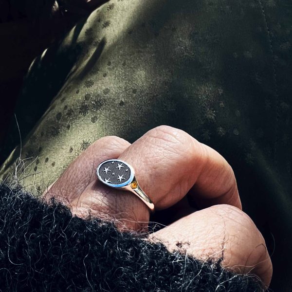 Anillo tipo sello de plata con detalle antiguo con estrellas y zafiro amarillo