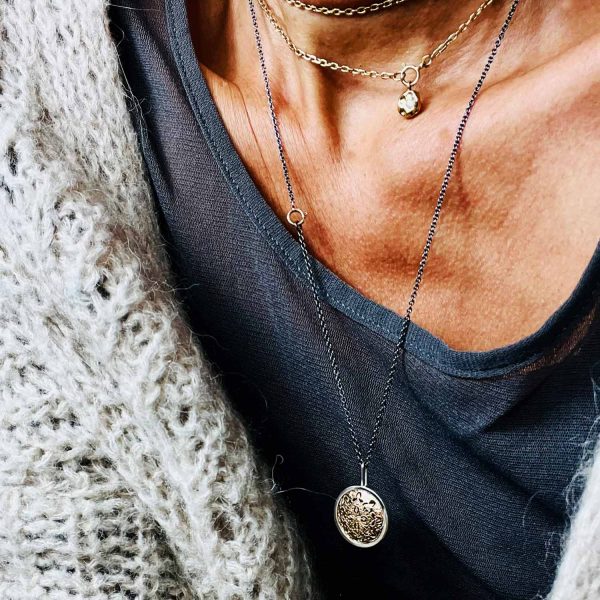 Pendentif rond en argent avec détail ancien doré de style blason