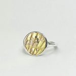 Anell tipus segell de plata amb gravat d’estil japonès antic i diamants negres