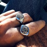 Bague chevalière en argent avec détail ancien et tourmalines vertes