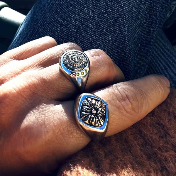 Anillos tipo sello de plata con detalle antiguo y turmalinas verdes