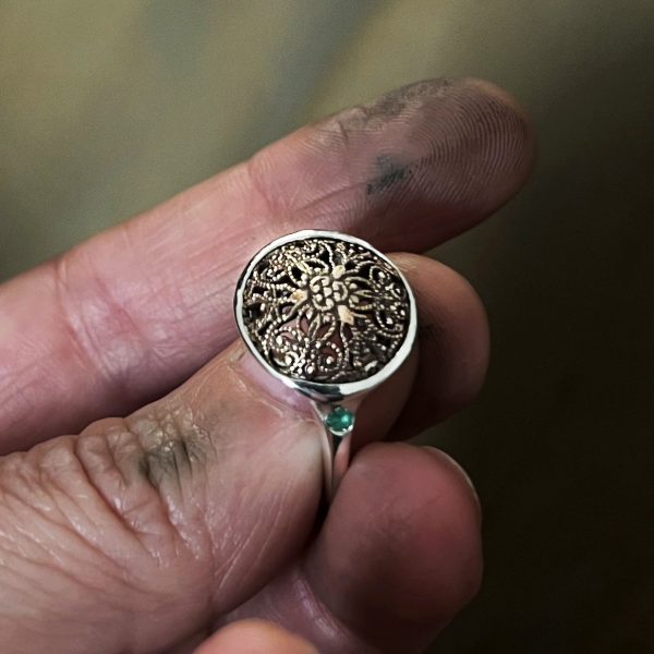 Bague chevalière en argent avec détail ancien ajouré et émeraude verte