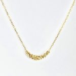 ollier en or fait main avec pendentif en forme de lune composé de perles groupées, design irrégulier et finition brillante qui accentue sa luminosité