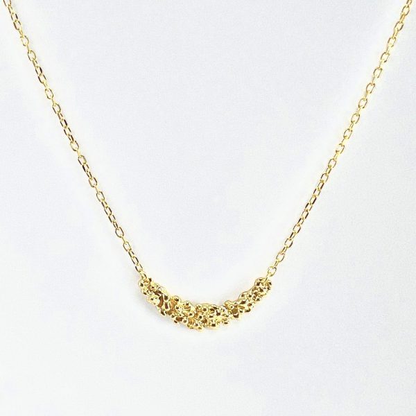 Collar de oro artesanal con colgante en forma de luna de bolitas agrupadas, diseño irregular con acabado brillante que resalta su luminosidad