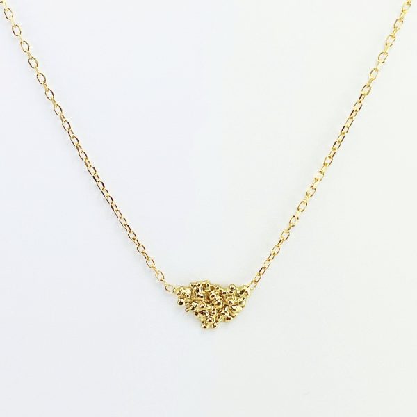 Collar de oro artesanal con colgante de bolitas agrupadas en forma triangular irregular, acabado brillante que capta la luz