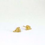 Boucles d’oreilles en or artisanal avec petites perles groupées, forme irrégulière et finition brillante qui scintille en mouvement