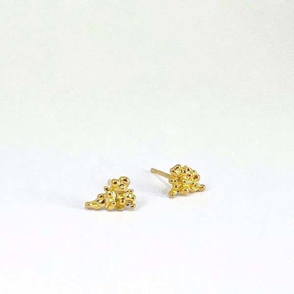 Boucles d’oreilles en or artisanal avec petites perles groupées, forme irrégulière et finition brillante qui scintille en mouvement