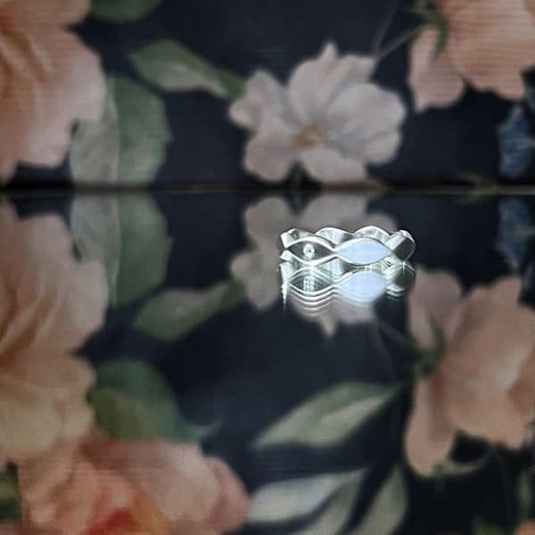 Bague en or blanc recyclé faite à la main, design géométrique avec anneau épais et diamant blanc central, finition mate, pièce iconique sur mesure.