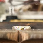 Anell d’or blanc reciclat fet a mida amb forma ampla i orgànica, amb safirs de tons verds, roses, grocs, blau de Ceilan i Royal, acabat setinat rústic.