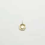 Pendentif artisanal en or à forme organique et gravure ancienne abstraite, sur fond blanc neutre