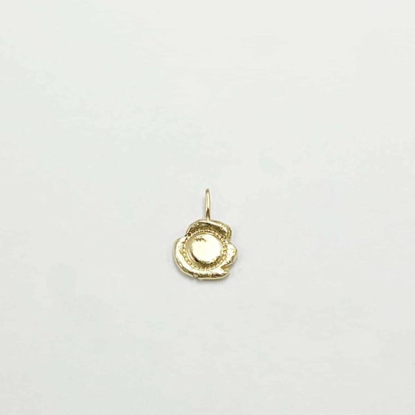 Pendentif artisanal en or à forme organique et gravure ancienne abstraite, sur fond blanc neutre