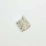 Pendentif artisanal en argent en éventail avec gravure ancienne et pierres précieuses multicolores