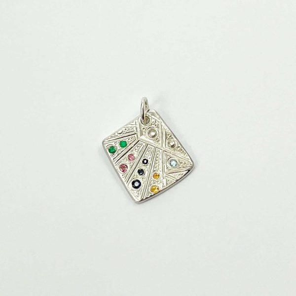 Pendentif artisanal en argent en éventail avec gravure ancienne et pierres précieuses multicolores