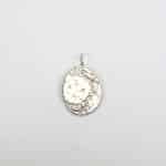 Pendentif ovale en argent avec gravure florale ancienne et deux saphirs roses, sur fond blanc