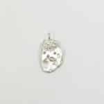 Penjoll artesanal de plata amb gravat antic i tres safirs roses, sobre fons blanc neutre