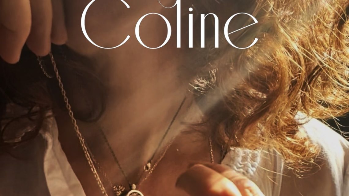 Mujer con joya artesanal hecha a mano en un entorno cálido y natural.