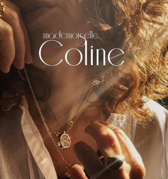 Dona amb una joia artesanal feta a mà en un entorn càlid i natural.